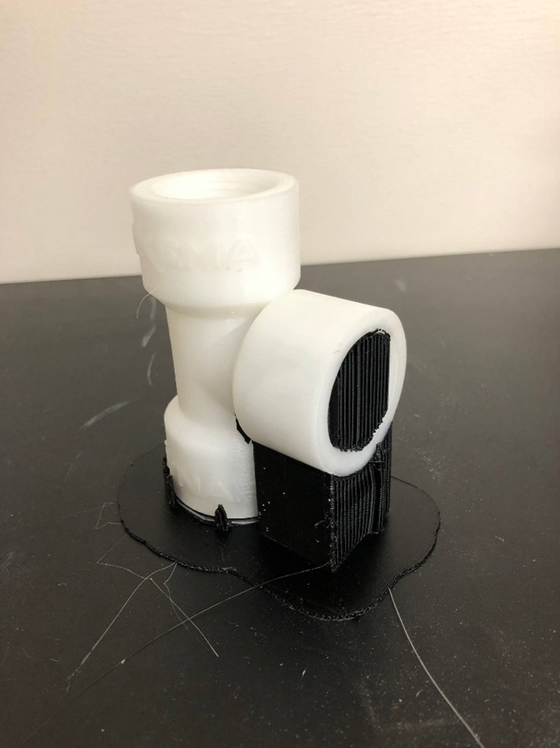 support materials (black) compatible with PVDF (white), used in 3D printing a tee fitting