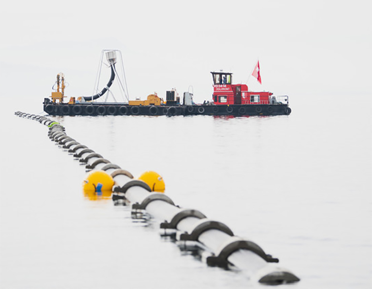 The preassembled pipeline was towed 20 km across Lake Geneva to the site. Photo courtesy of Hydrokarst Swiss.