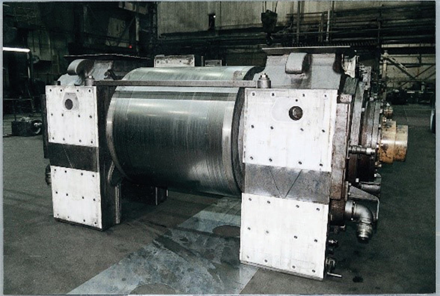 wear liners for working rolls used in steel mills