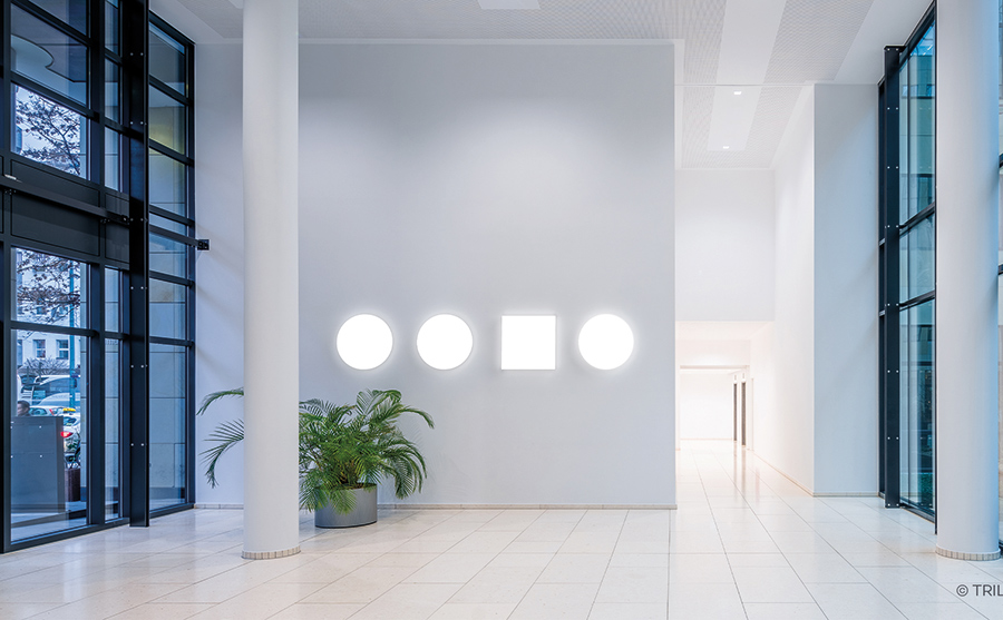 Olisq from TRILUX as a wall-mounted light: The lights of this series, with diffusers made of ACRYLITE®, spread a bright, homogeneous and glare-free light. © TRILUX.